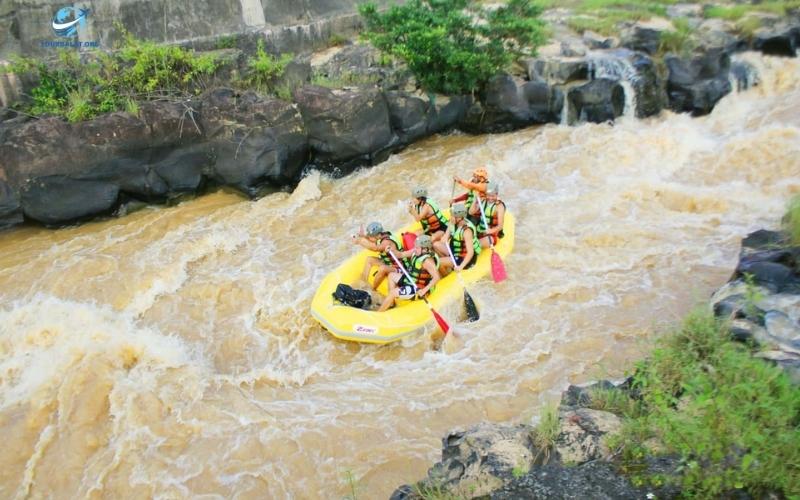  Phối hợp chèo thuyền vượt thác
